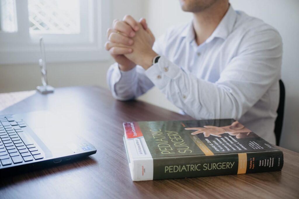 Especialista em vídeo cirurgia em crianças