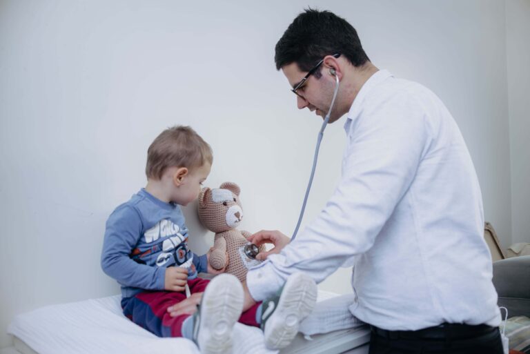 Médico e criança