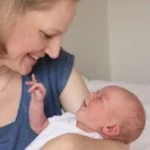 Mamãe olhando par bebê recém nascido em abiente hospitalar