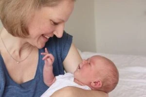 Mamãe olhando par bebê recém nascido em abiente hospitalar